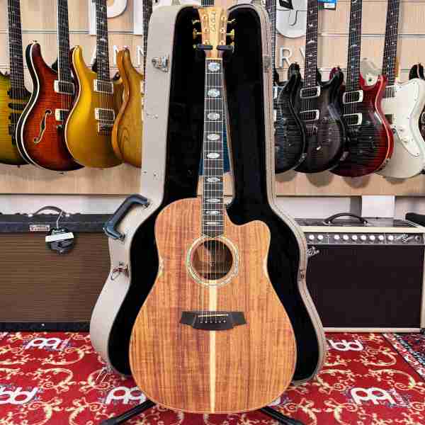 FL3EC-BLBL-AE Product Specifications All solid timber cutaway dreadnought with internally carved top and back Made entirely from sustainable timbers Cole Clark PG3 True Acoustic pickup system Finish: Nitrocellulose (natural satin) Neck: Queensland Maple Top: AAA grade Australian Blackwood Back/Sides: AAA grade Australian Blackwood Inlaid timber binding, purfling and rosette. Bridge/Fretboard: She Oak Inlays: Abalone (fretboard, waist and rosette) Machine Heads: Grover Gold Nut/Saddle: Graph Tech Tusq Strings: Phosphor Bronze 12-53 Nut Width: 44mm/1.73″ Radius: 12″ Scale length: 25.5″ Cole Clark Hardcase – Tweed Pickguard supplied in case Left handed version by order. Code FL3EC-LH-BLBL-AE Grain may vary